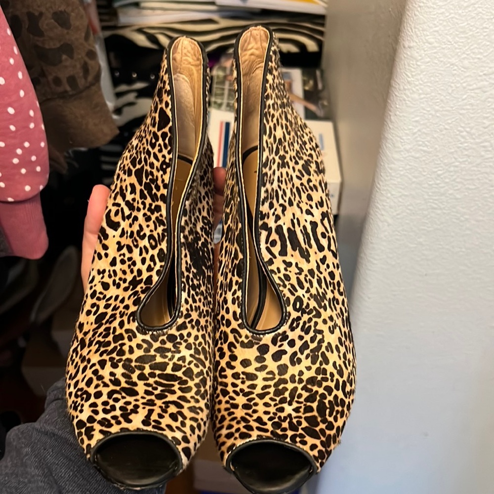 Vince camuto signature peep toe real calf hair Heels 7.5